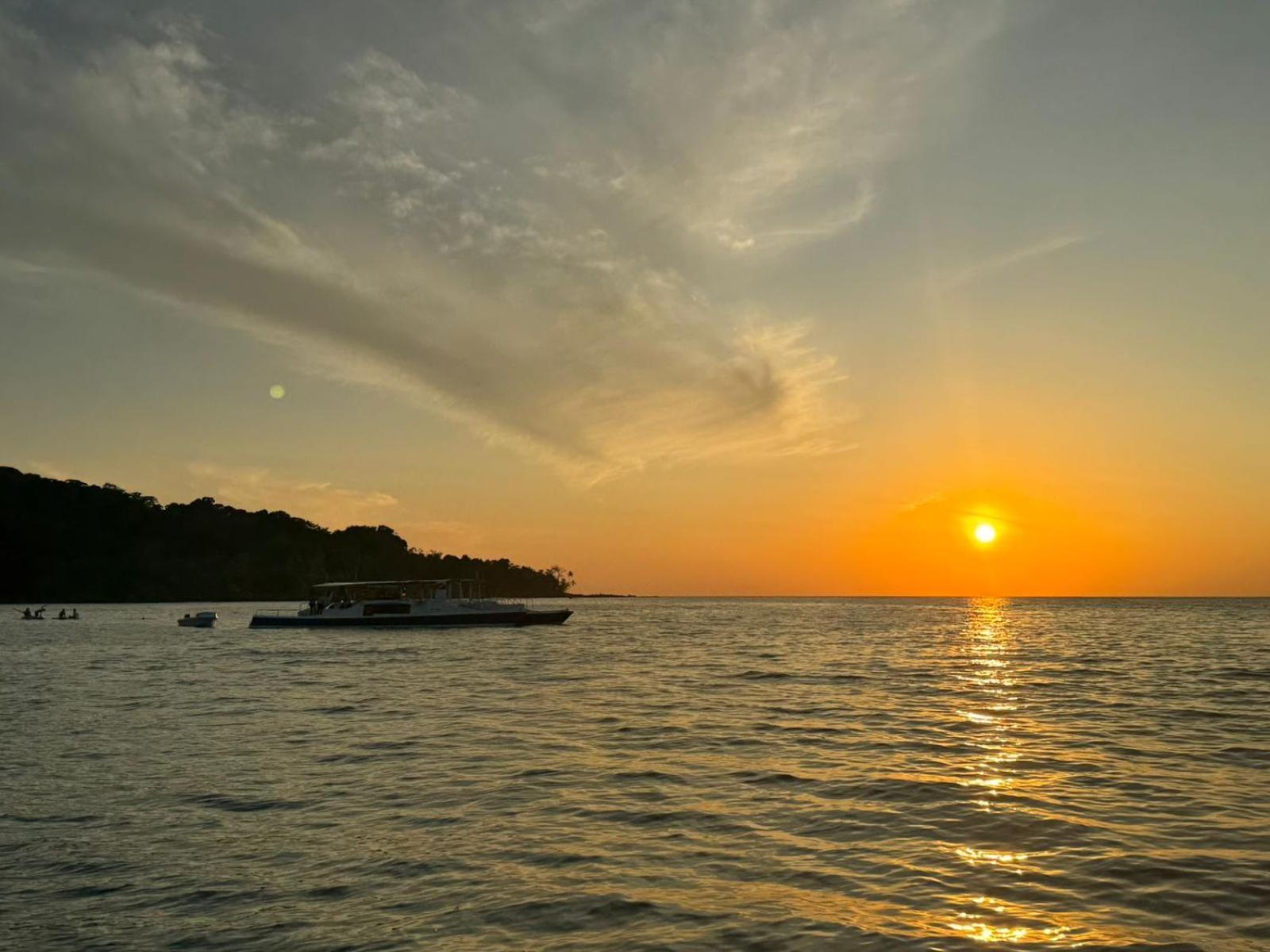 Pirate Drake Beach Hostel & Tour Company Дрейк Екстер'єр фото